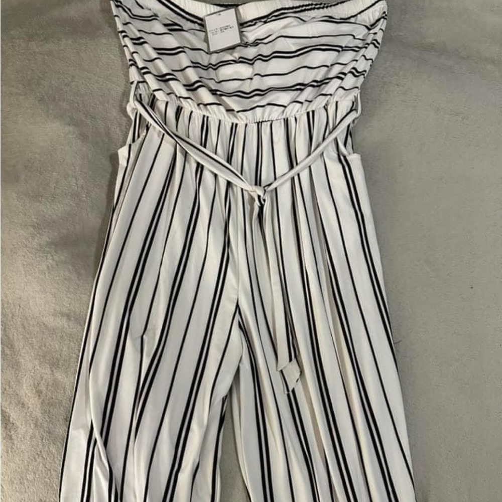 Strapless jumpsuit. Long pants.